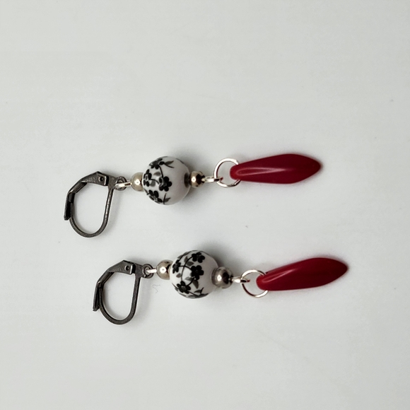 Red and Black Skull Dangle Earrings - Picture 4 of 6